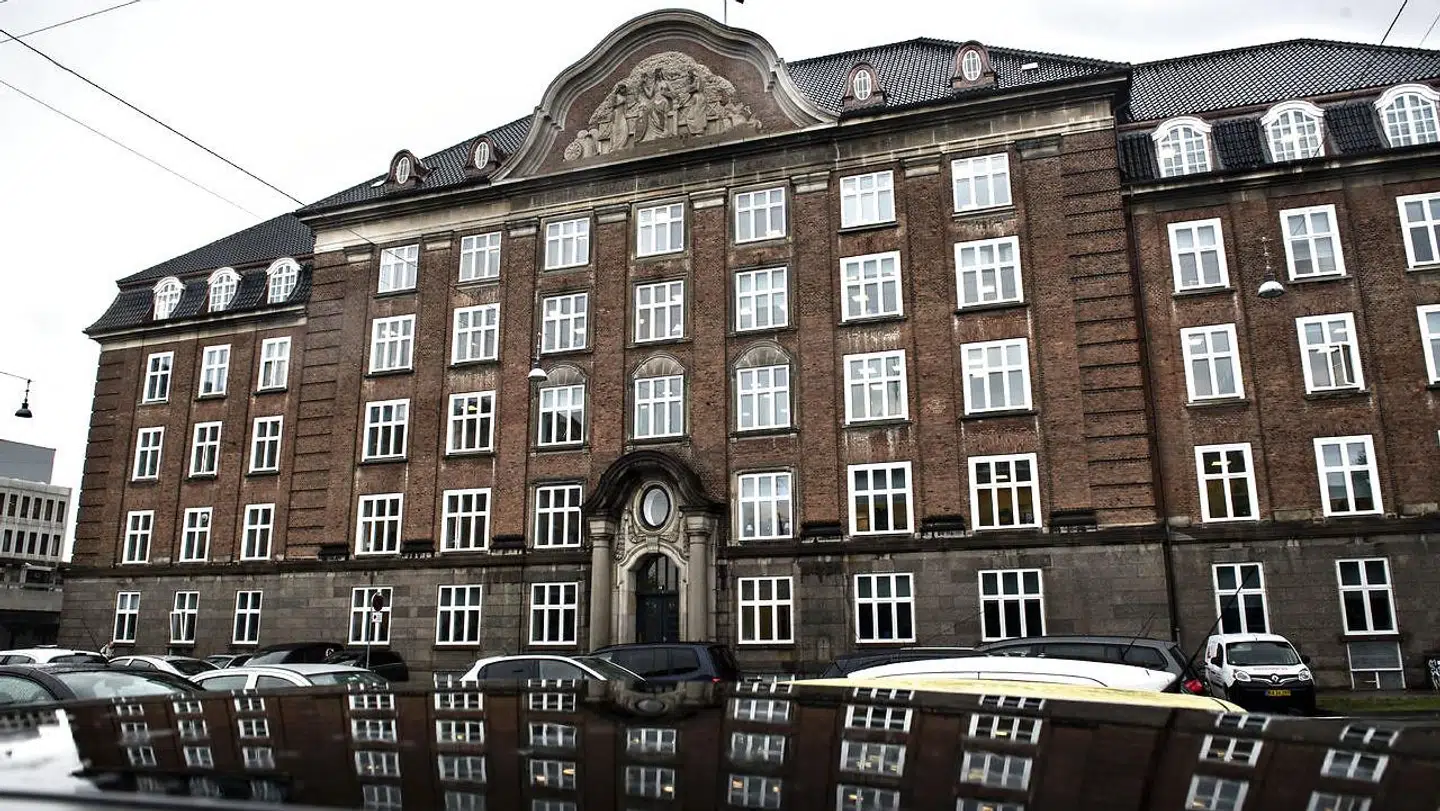 Bettina Jensen var ansat ved Rigspolitiets hovedkvarter på Polititorvet i København. Nu forsøger Rigspolitiet at få hendes fratrædelsesgodtgørelse tilbage.