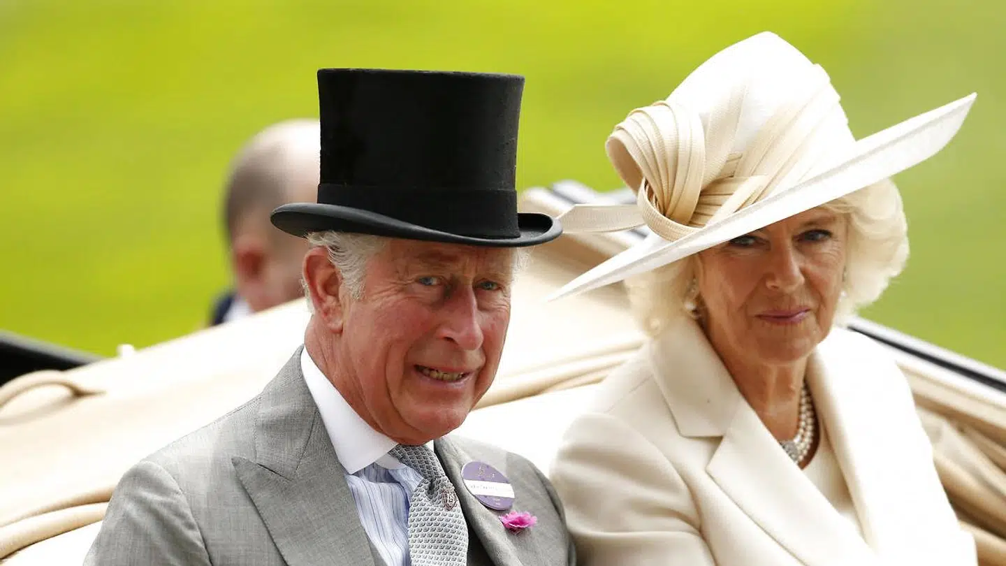 Prins Charles og Camilla blev gift i 2005, men måtte nøjes med et civilt bryllup på rådhuset i Windsor, da kongehusets medlemmer bekender sig til den anglikanske kirke, der ikke anerkender, at man kan giftes i kirke to gange. De fik dog efterfølgende en kirkelig velsignelse. Billedet er fra en anden lejlighed.