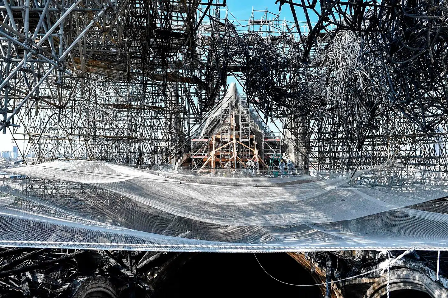 Det sammenfiltrede stillads fra før branden 15. april 2019 hang over den udbrændte katedral.