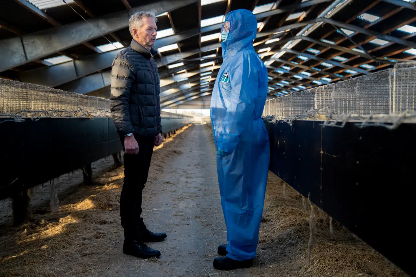 Mette Frederiksen tog ingen chancer, da hun besøgte Peter Hindbos minkfarm lidt uden for Kolding. Ekspert mener, at den blkå beskyttelsesdragt var helt unødvendig.