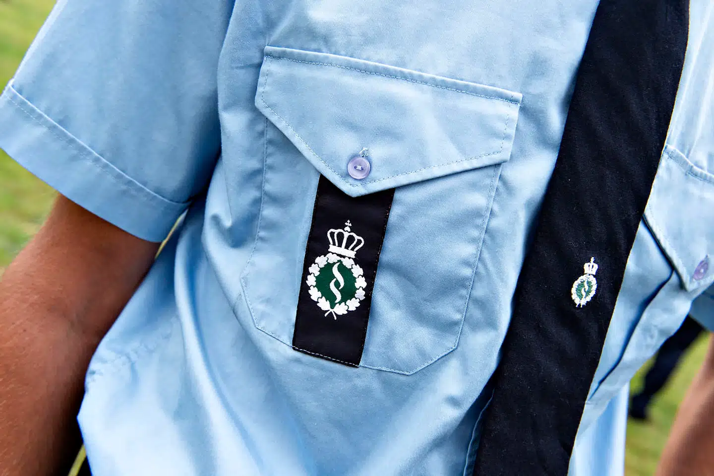 Detaljer fra Kriminalforsorgens fængselsbetjent uniform, skjorte, slips m.m. ifm. åbningen af kriminalforsorgens nye uddannelse til fængselsbetjent i Møgelkær ved Horsens, mandag den 5. august 2019.