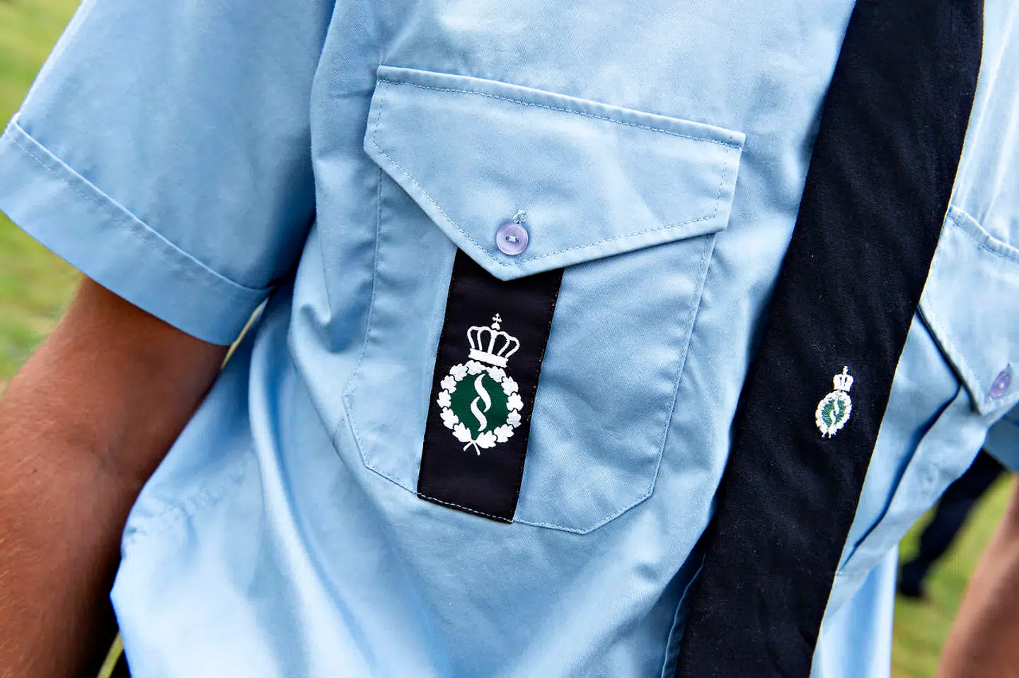 Detaljer fra Kriminalforsorgens fængselsbetjent uniform, skjorte, slips m.m. ifm. åbningen af kriminalforsorgens nye uddannelse til fængselsbetjent i Møgelkær ved Horsens, mandag den 5. august 2019.