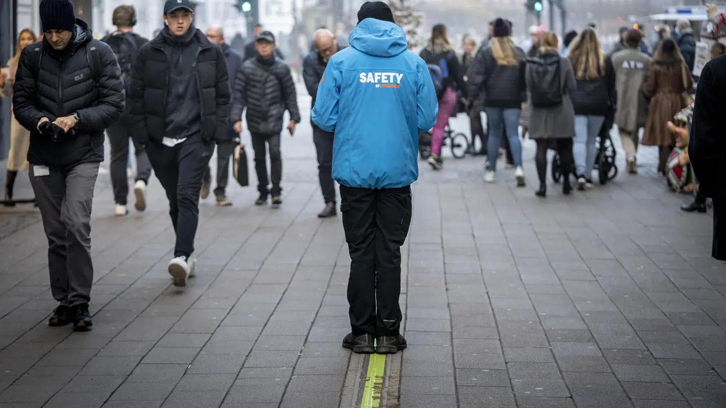 Neon grønne striber på jorden og corona-safety personel, skal være med til at sikre, at juleindkøbene kommer til at foregå på ordentlig vis. (Foto: Mads Claus Rasmussen/Ritzau Scanpix)