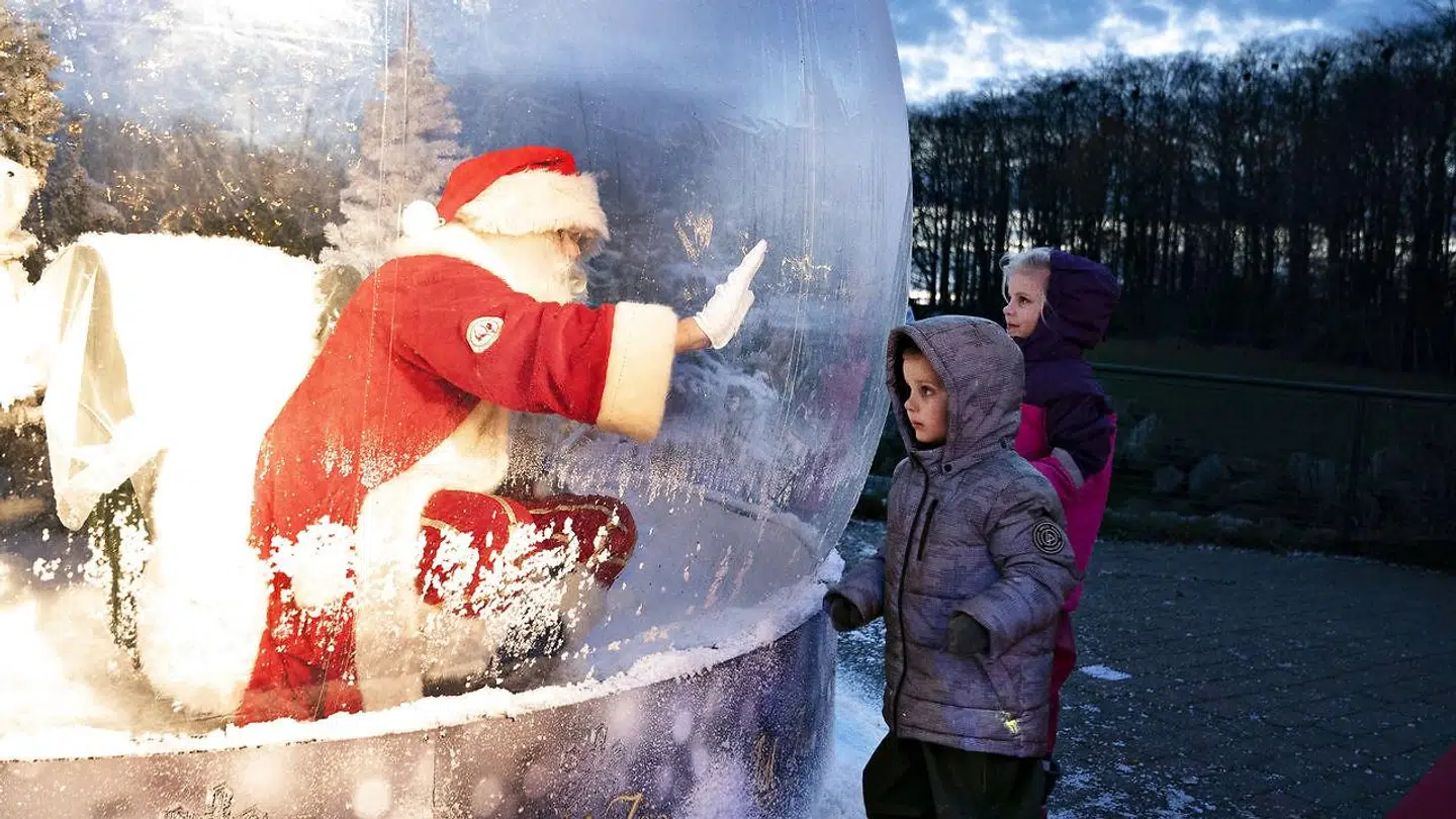 Julemanden i coronasikker plastikboble åbner Julen i Aalborg Zoo, fredag den 13. november 2020. Julemanden må i år ikke komme tæt på børnene og samle for mange mennesker. Derfor har man lavet denne sikre "julemandsboble" hvor børnene kan komme tæt på uden risiko for smittespredning.. (Foto: Henning Bagger/Ritzau Scanpix)