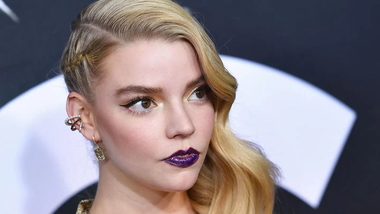 Skuespilleren Anya Taylor-Joy spiller den forældreløse pige, der på et børnehjem i 50’erne viser sig som et vaskeægte skak-vidunder.