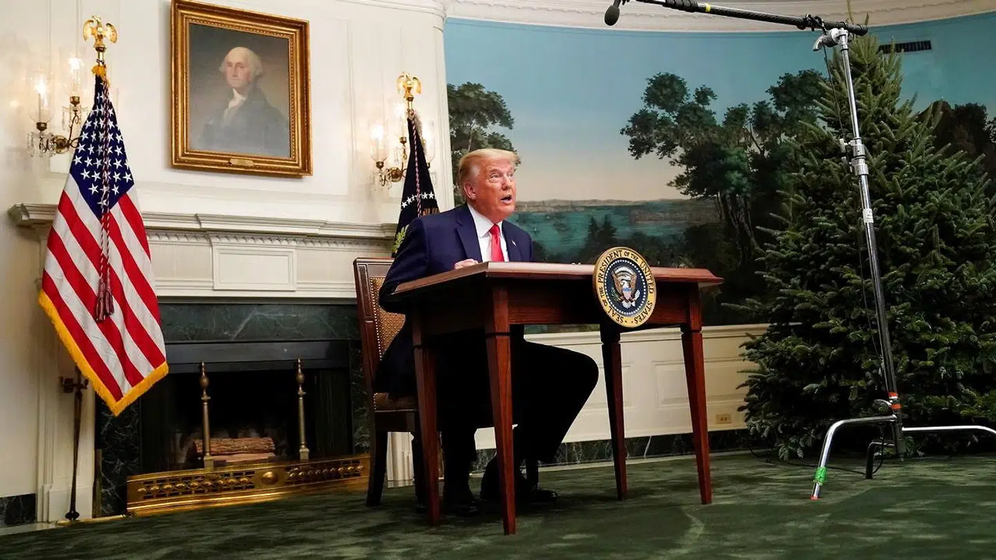 Donald Trump bag et skrivebord i Det Hvide Hus. Netop skrivebordet har betyder stor hån af præsidenten på grund af størrelsen.