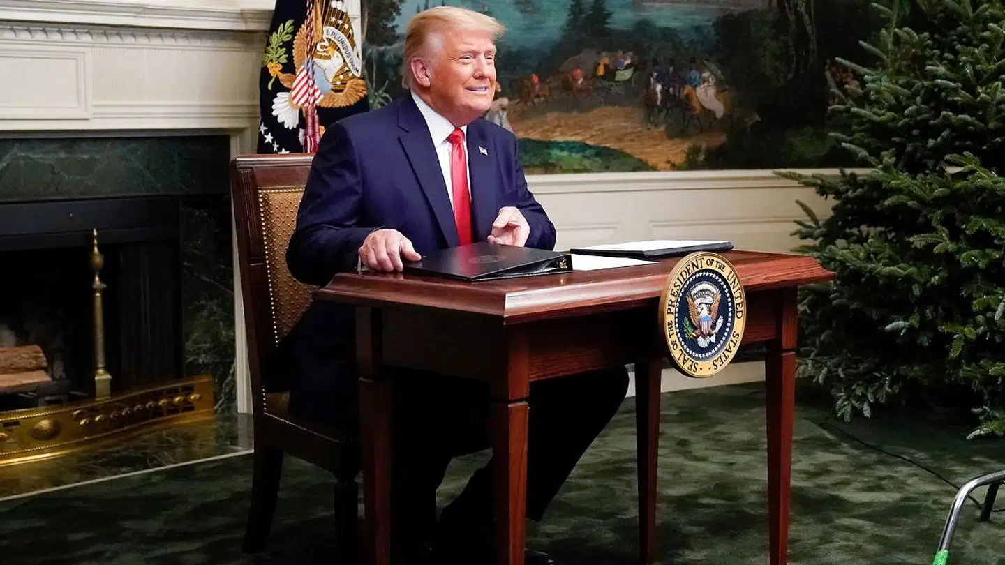 Donald Trump i forbindelse med en telekonference med militærpersonel. Præsidenten hånes for det lille skrivebord.