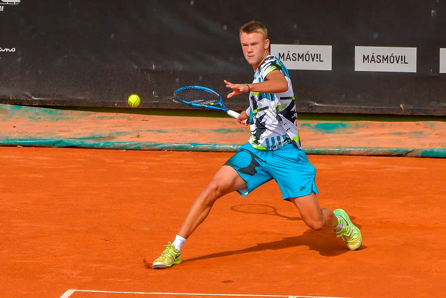 Holger Rune i aktion 26. oktober 2020 under en turnering i Spanien.