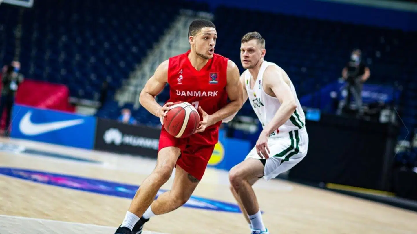 Danske Gabriel Lundberg med bolden i kampen mod Litauen.