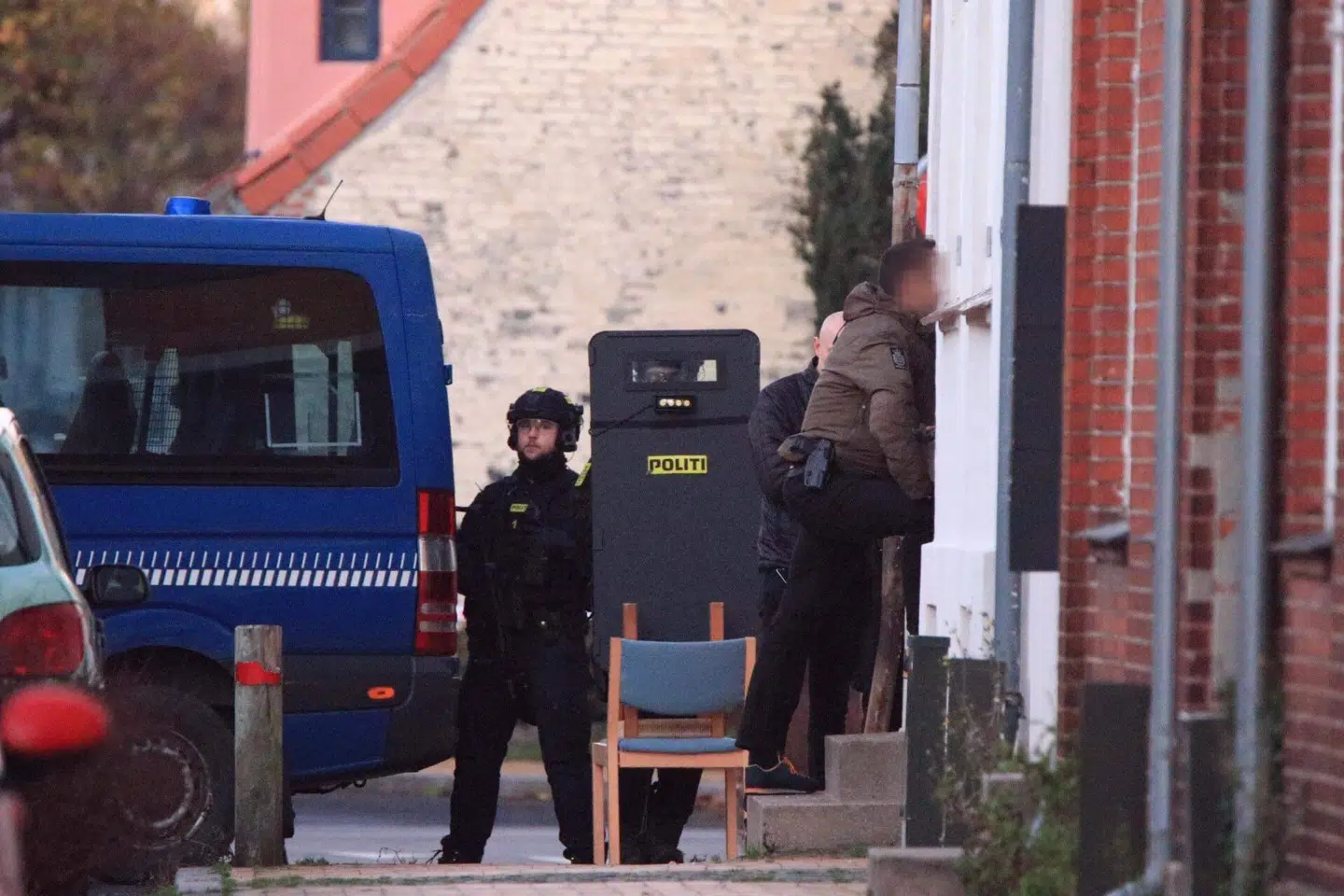 Politiet tilstede med skjolde i Assens på Fyn fredag eftermiddag.