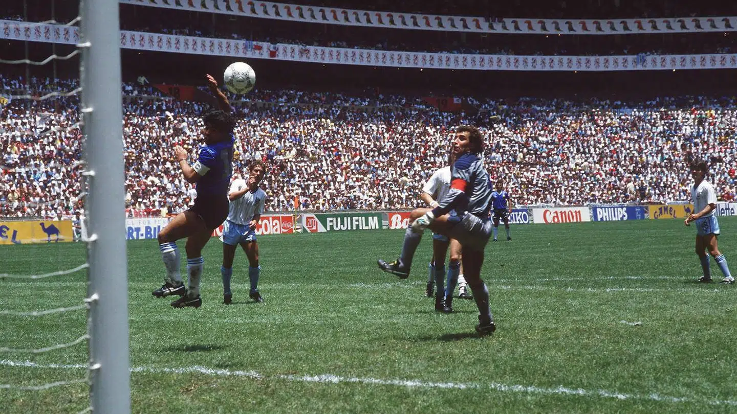 Det måske mest berømte mål i fodboldhistorien kendt som 'Guds hånd'-målet scoret af Maradona ved VM i Mexico i 1986.