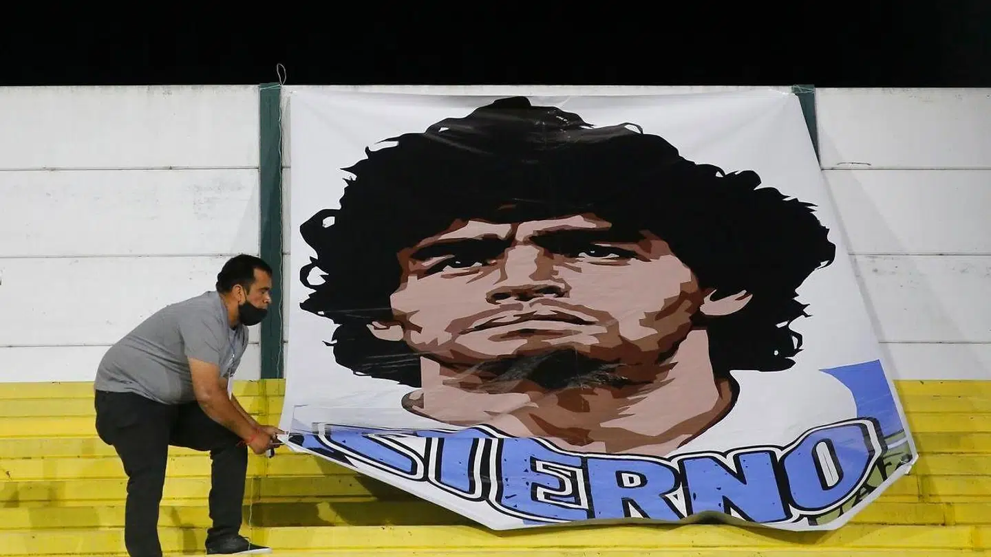 Hele verden hylder Diego Maradona.