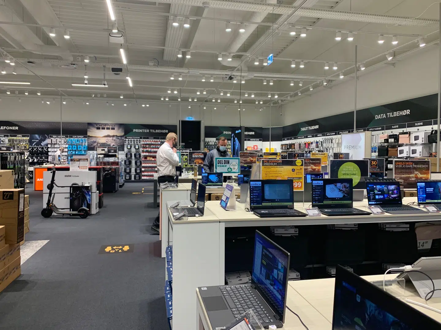 Tue Andreasen får hjælp i butikken.