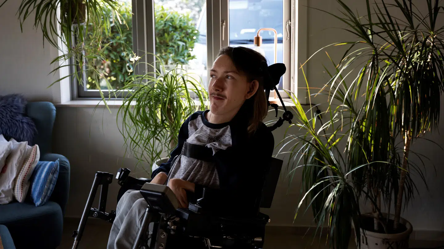 Oliver Nybo Nielsen har kun meget få kræfter tilbage på grund af sygdommen spinal muskelatrofi. Foto: Sarah Christine Nørgaard/Byrd.