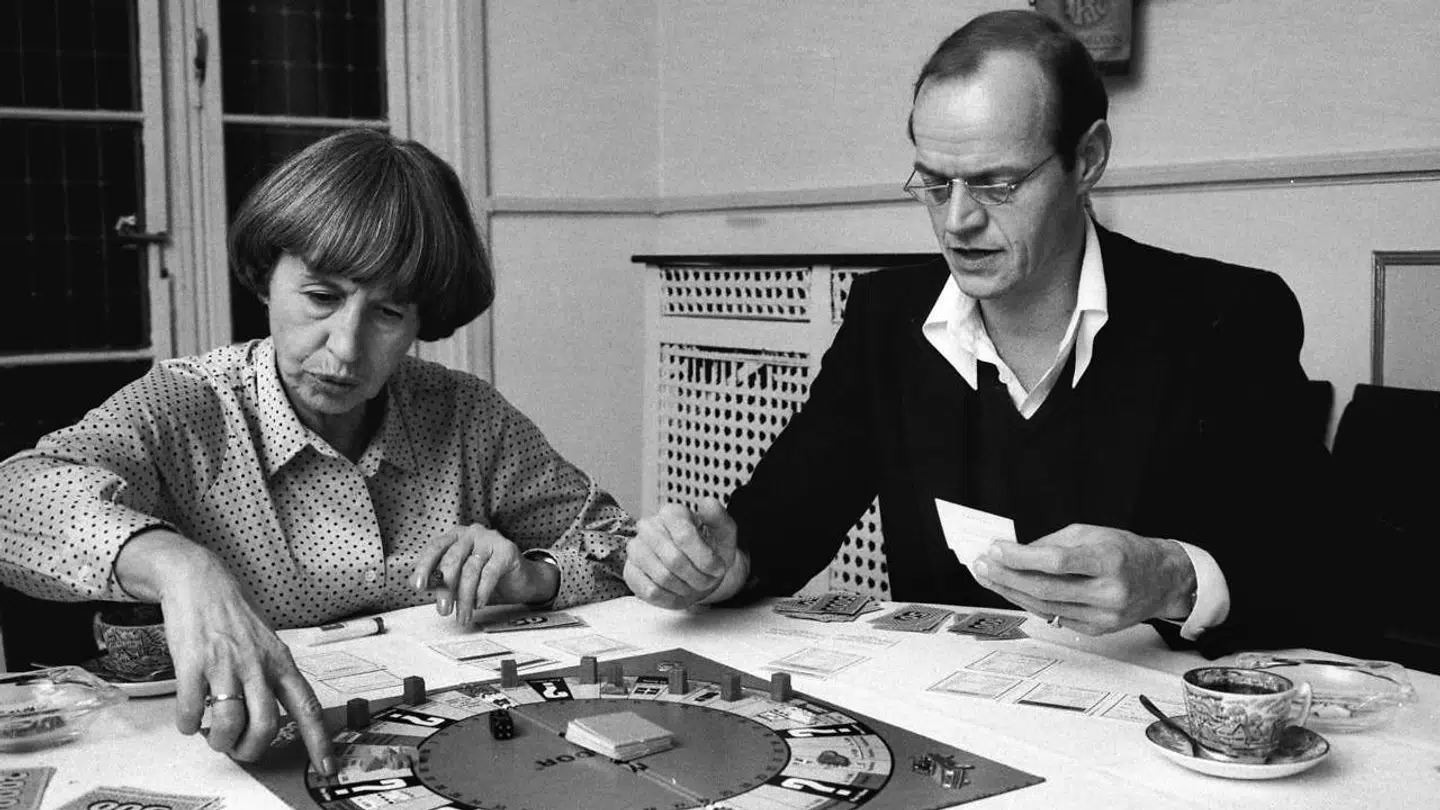 Lise Nørgaard spiller Matador med Mads Skjern, der er spillet af Jørgen Buckhøj