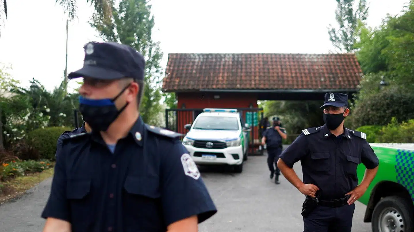 Police holder vagt uden for Diego Maradonas hjem i Tigre i udkanten af hovedstaden Buenos Aires.