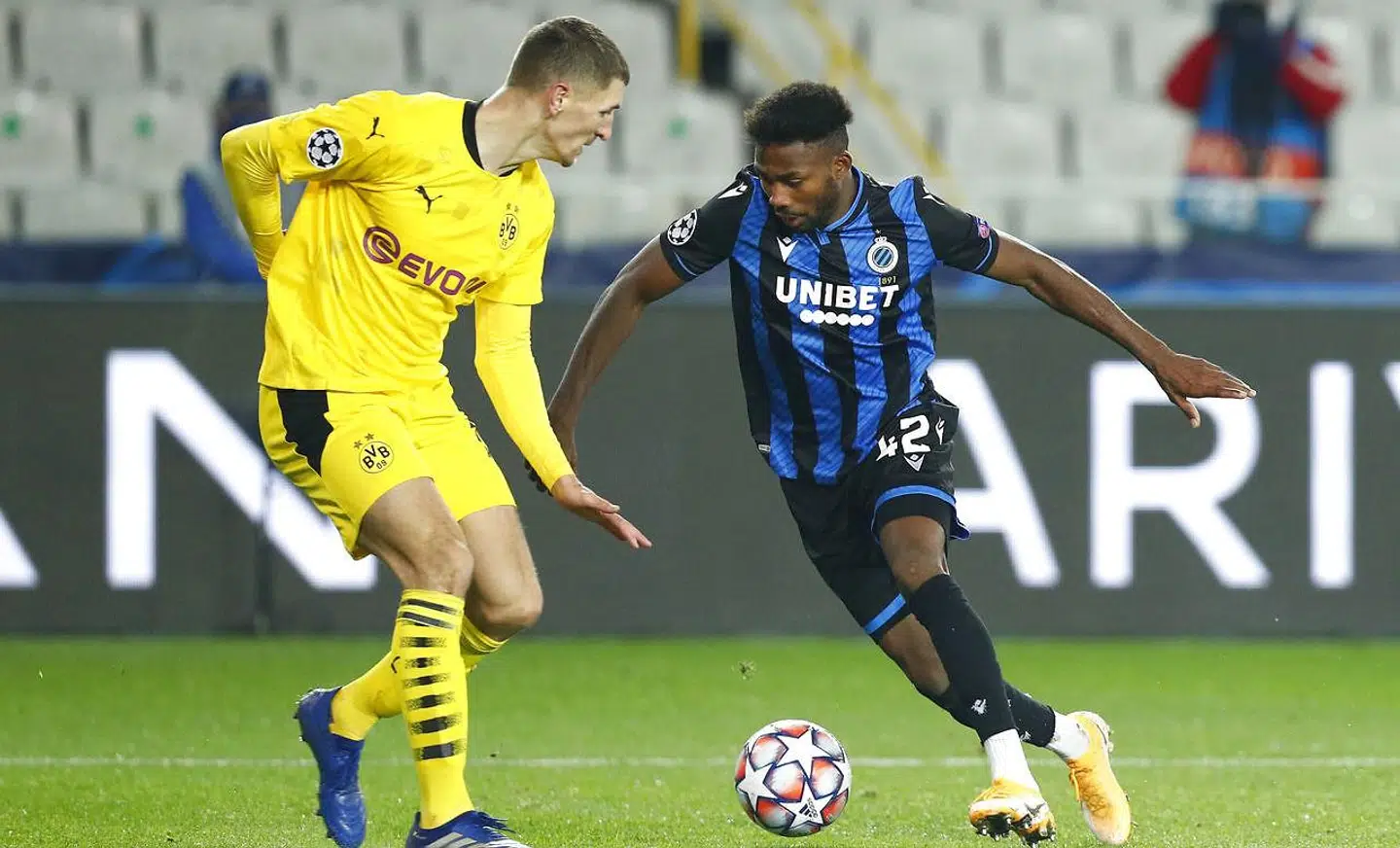 Emmanuel Dennis under kampen mellem Club Brügge og Dortmund i starten af november.