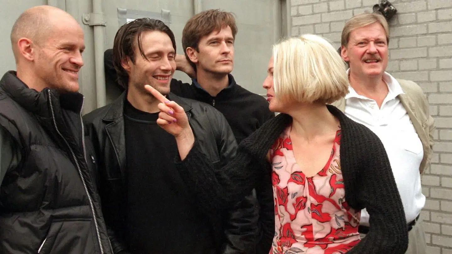 Lars Brygmann og Mads Mikkelsen ses her i forbindelse med en pressefotografering til 'Rejseholdet' i 1999. Fra venstre er det Lars Bom, Mads Mikkelsen, Lars Brygmann, Trine Pallesen.