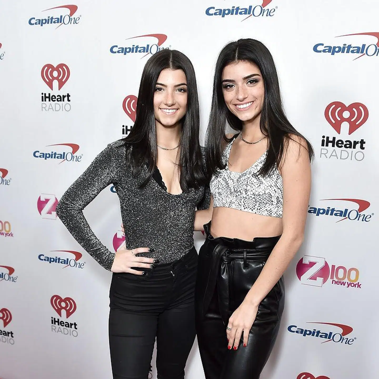 Charli D'Amelio (t.v.) og Dixie D'Amelio oplevede en ordentlig mængde kritik, efter de havde lagt en video op, hvor de spiser snegle.