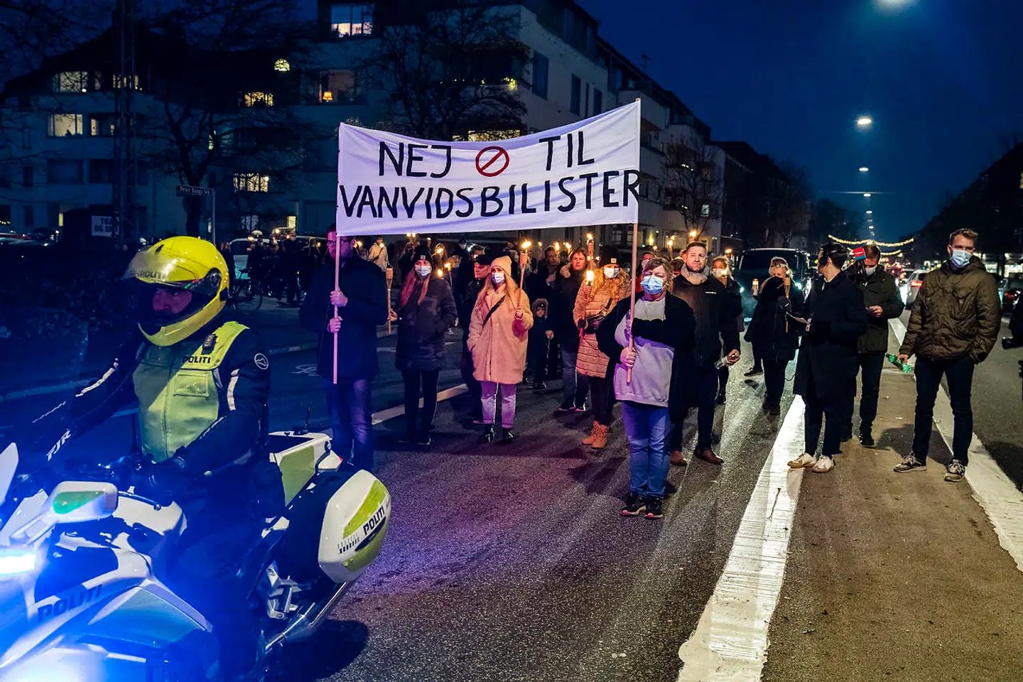 Fakkeltog for femårig trafikdræbt pige, afholdes på Frederiksberg, onsdag den 25. november 2020. Den femårige pige døde på Peter Bangs Vej, efter at en vanvidsbilist kørte direkte ind i hende og moren. Moren slap uden fysiske mén, men den lille pige overlevede ikke. (Foto: Martin Sylvest)