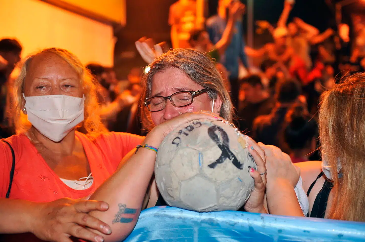 I Buenos Aires erstattede beskeder med ”Tak Diego” onsdag toginformation på byens digitale metroskilte, mens fans i flere forstæder sang ordene ”La mano de Dios" (Guds hånd, red.). Ordene henviser til Maradonas berømte scoring med hånden mod England ved VM i 1986