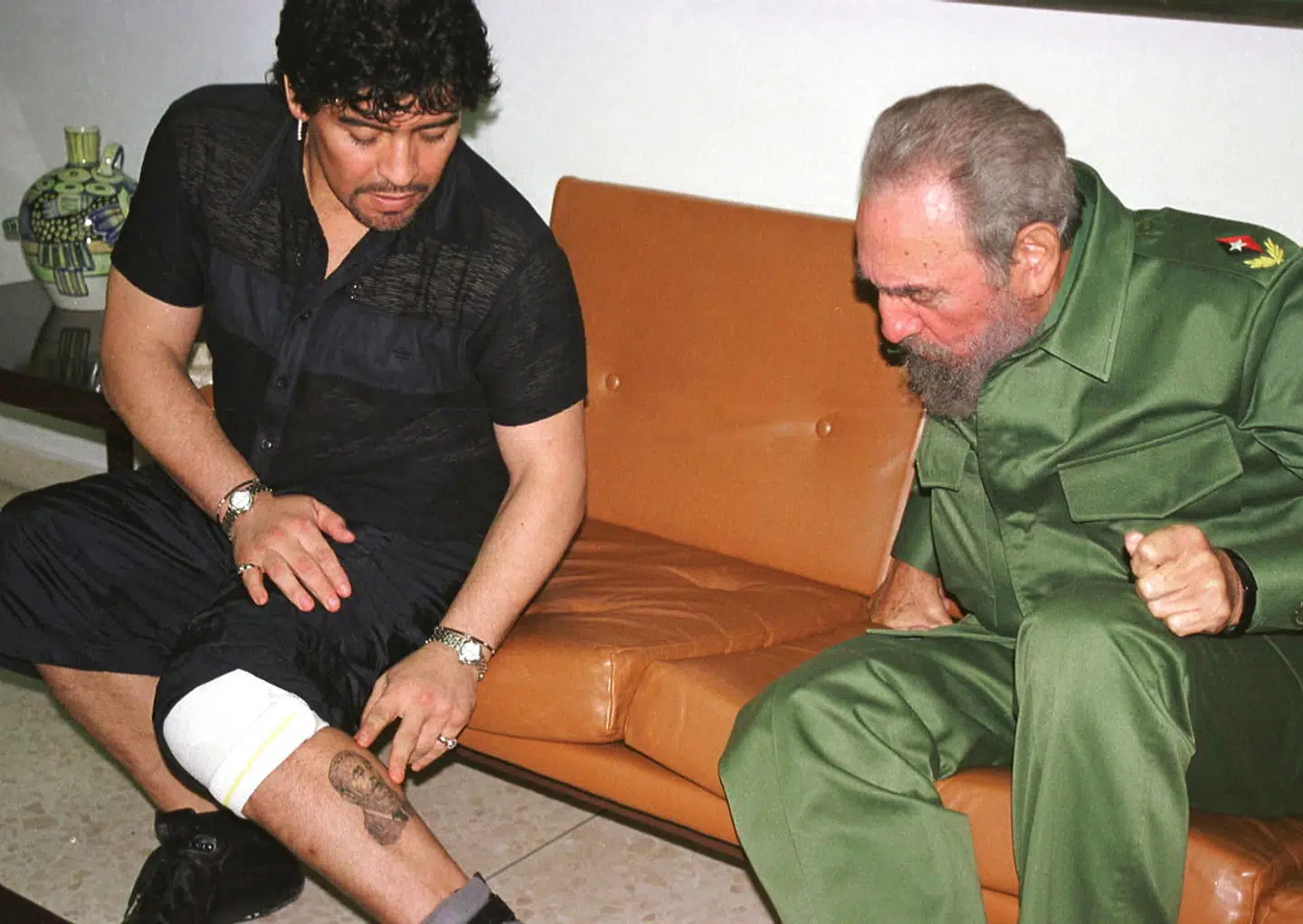 Maradona fremviser sin tatovering til Castro.