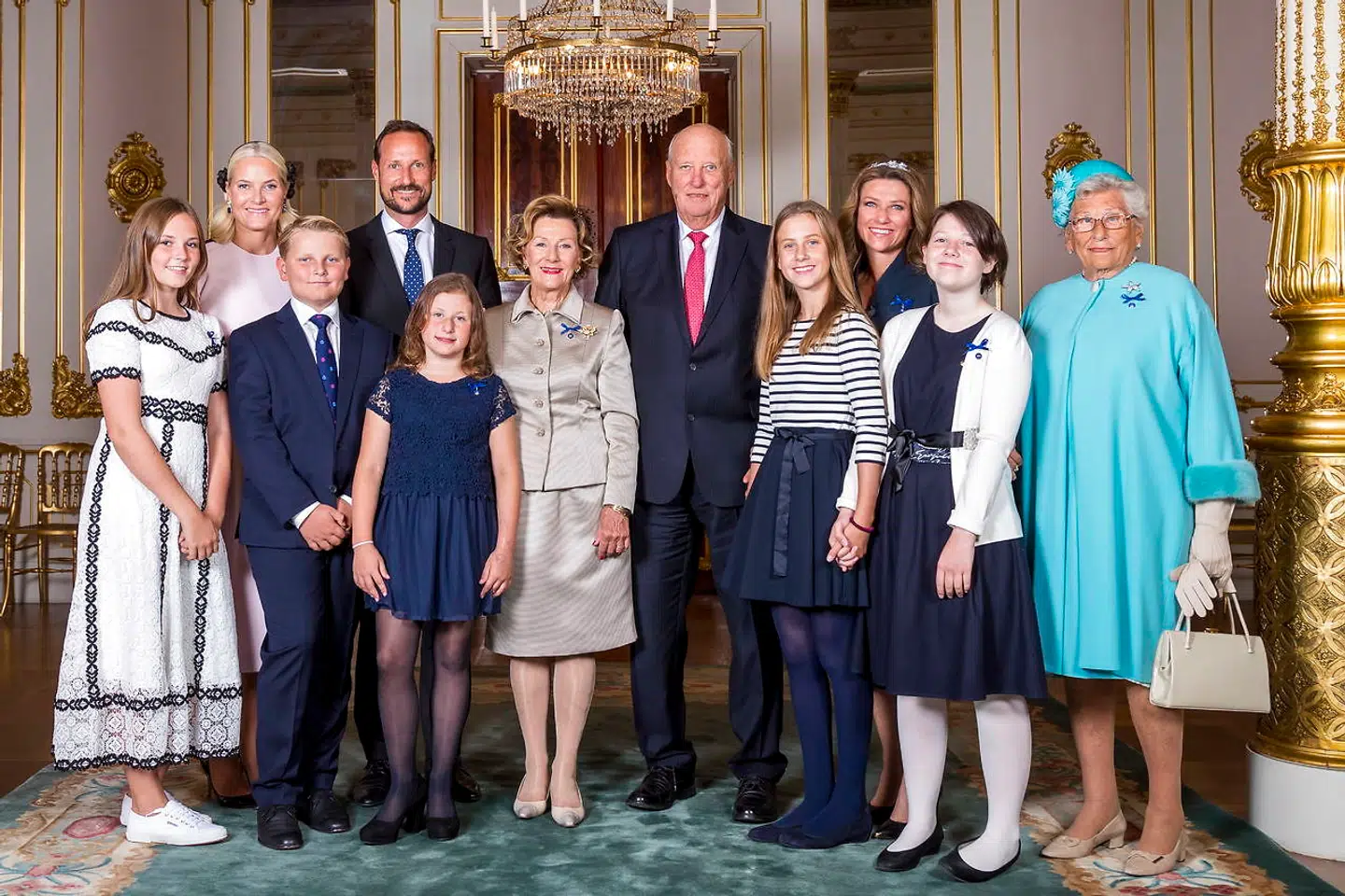 Billedet taget ved kongeparrets gruldbryllup. Leah Isadora (til højre for kong Harald) i stribet bluse og et stort smil.