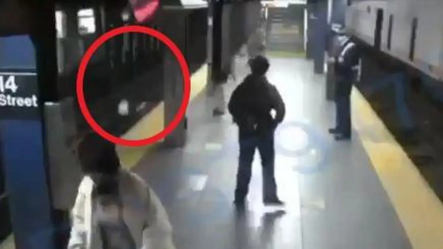 Her ses 40-årige Liliana Sagbaicela på skinnerne, efter at en mand helt umotiveret skubbede hende ud foran et metrotog i New York.