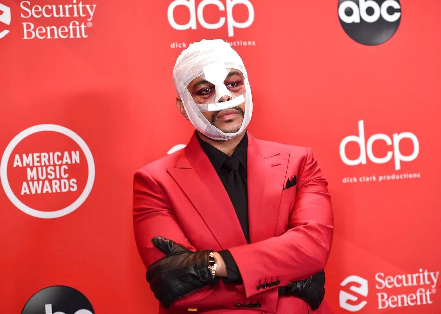 The Weeknd med hovedet bundet godt ind the American Music Awards i søndags.