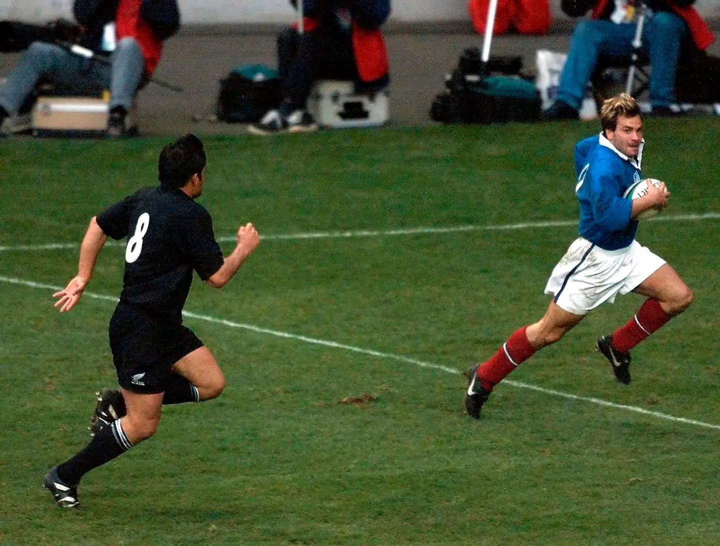 Christophe Dominci (th.) spillede blandt andet en legendarisk kamp ved VM i 1999 mod New-Zealand. På trods af, at han var med til at jorde 'All Blacks' det år, har unionen sendt en rørende hilsen i forbindelse med hans død. »Small in stature but a titan on the field, Christophe Dominici we will never forget you.« (Lille af statur, men en gigant på banen. Christophe Dominici, vi glemmer dig aldrig).