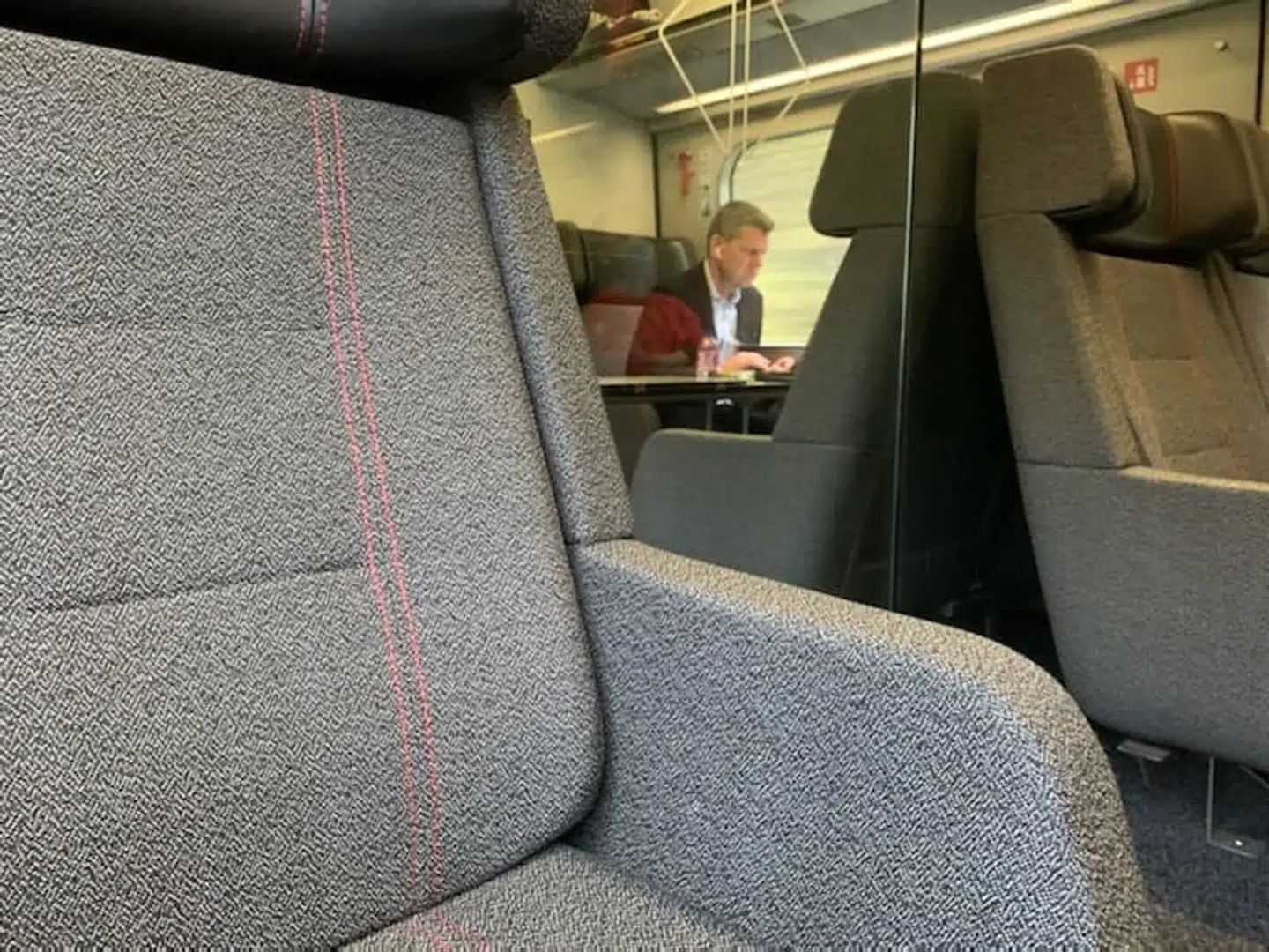 Direktøren for Sundhedsstyrelsen Søren Brostrøm i en togkupé uden mundbind.