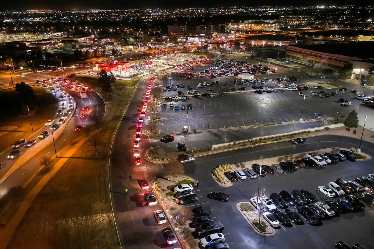 Folk holder i kø ved burgerrestauranten i Aurora i Colorado, USA.