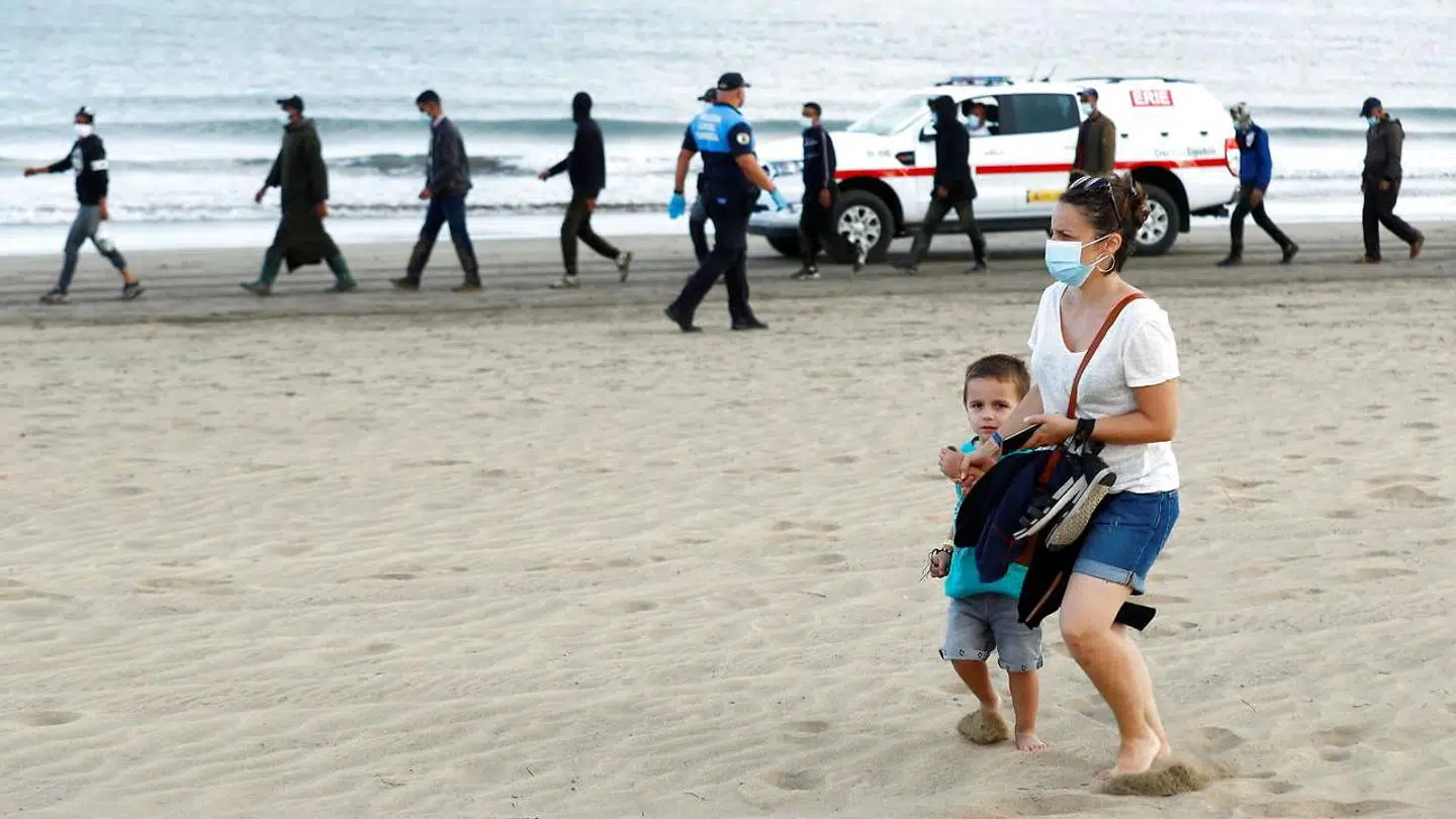 Flere og flere migranter kommer med skibe fra Afrika til Gran Canaria. Nu er det nok, siger ferieøens hotelejere. Amnesty kritiserer forholdene for migranter.