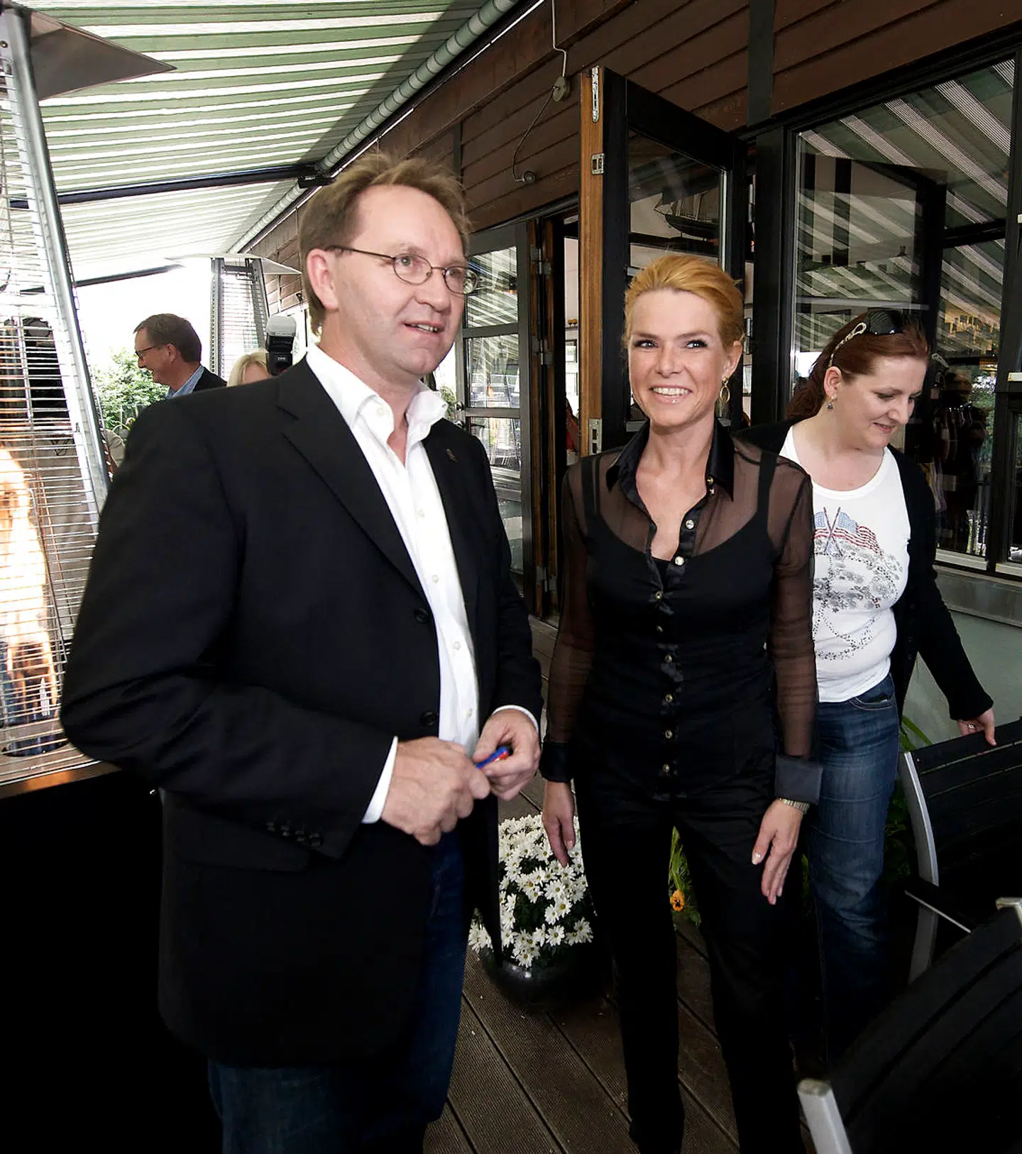 Der var stegt flæsk og persillesovs på menuen, da borgerlige politikere 1. august 2012 satte sig til bords på Vejlegården for at vise sympati med restaurantens ejer, Amin Skov Badrbeig. Middagen var arrangeret af gallerist Erik Guldager, her sammen med Inger Støjberg. (Foto: Sonny Munk Carlsen/Scanpix 2012)