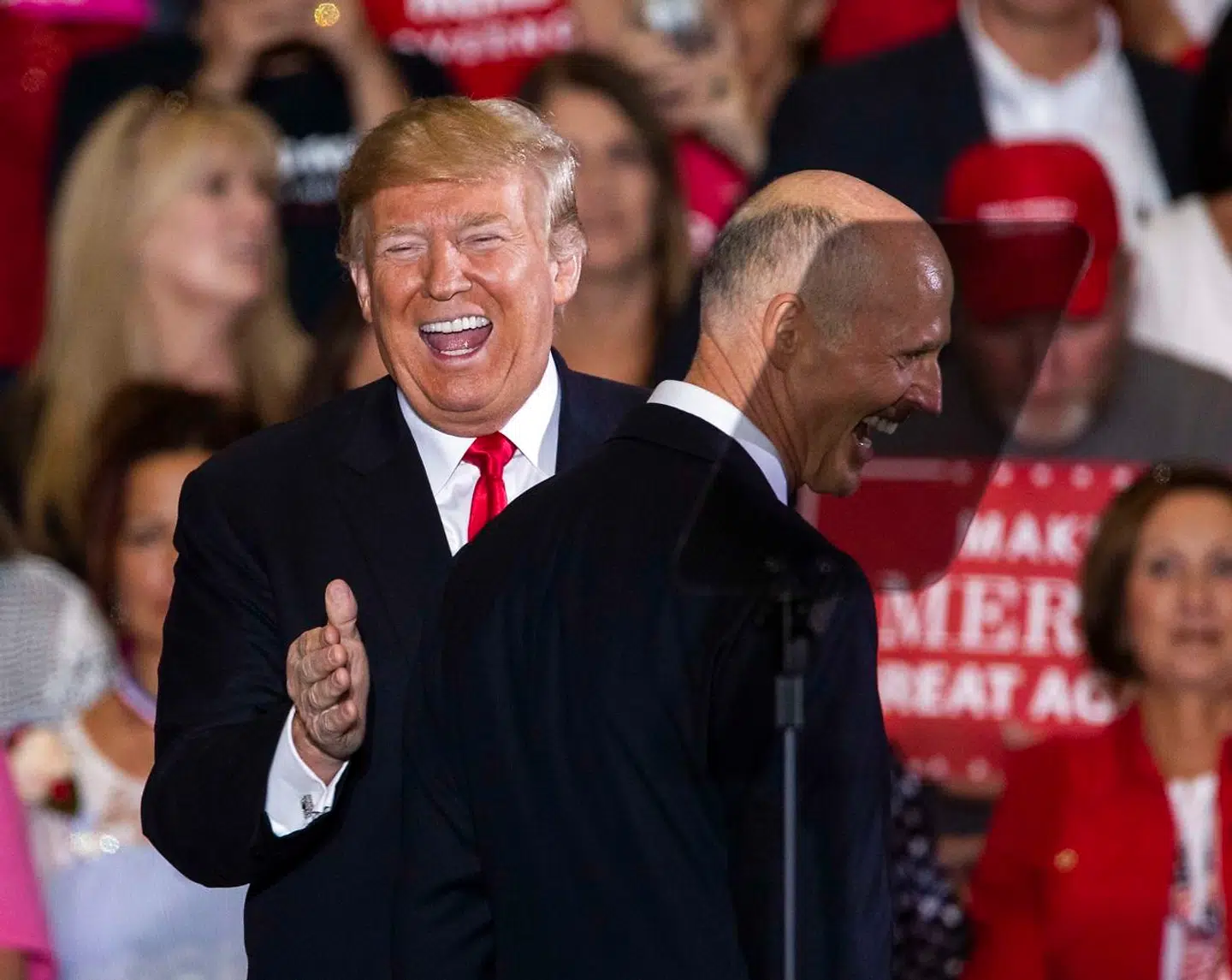 Donald Trump morer sig med Florida-senatorer Rick Scott.