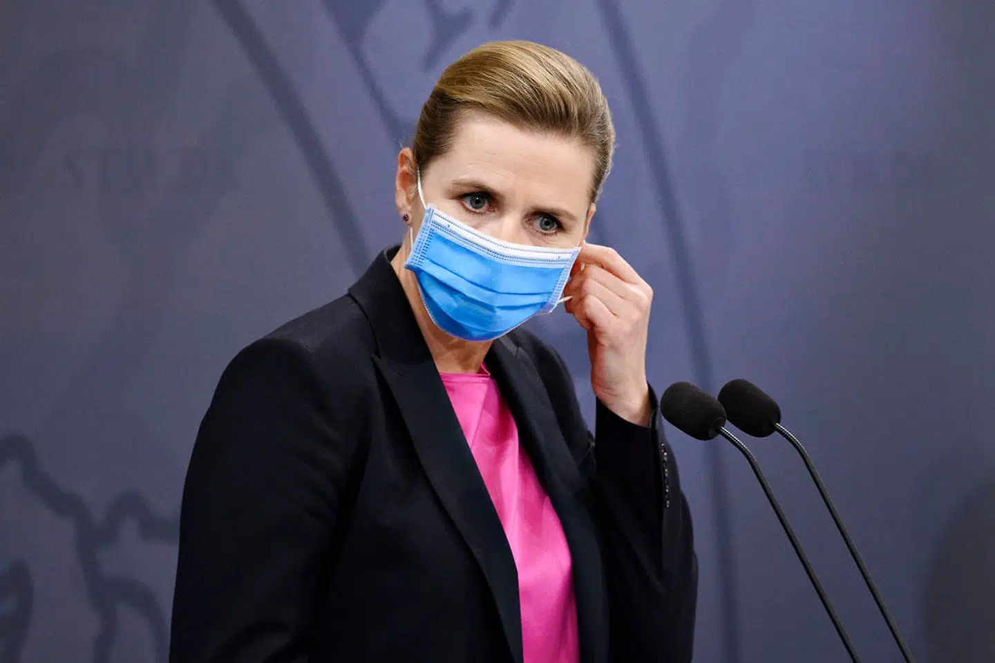 (ARKIV) Statsminister Mette Frederiksen (S), da hun sammen med sundheds- og ældreministeren, erhvervsministeren, Sundhedsstyrelsen og Statens Serum Institut holder pressemøde med præsentation af en række restriktioner i Nordjylland som følge af situationen med COVID-19-smitte i mink, i Spejlsalen i Statsministeriet i København torsdag den 5. november 2020. Aftale skaber lovgrundlag for aflivning af alle mink i landet. Blå blok nægter at være med. Både Enhedslisten og De Radikale tvivler på Mogens Jensens fremtid. Det skriver Ritzau, tirsdag den 17. november 2020.. (Foto: Philip Davali/Ritzau Scanpix)