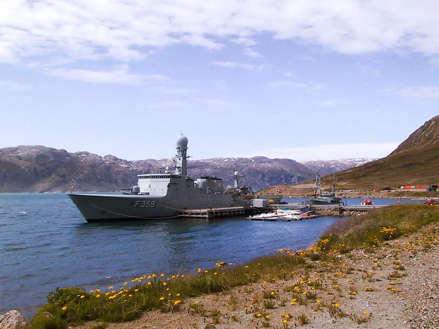 Her ses billede af den daværende danske Flådestation Grønnedal i Arsukfjorden i det vestlige Grønland. I 2014 blev de fleste ansatte på flådestationen sendt til Nuuk, og nu vil Dansk Folkeparti gerne have Grønndal gjort om til et nyt udrejsecenter for afviste aylansøgere.