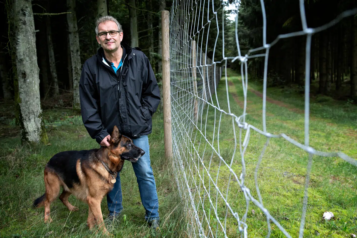 Ole Tranberg er nabo til Kærshovedgaard, og han har både anskaffet sig en schæfer og sat hegn samt videoovervågning op på sin ejendom.
