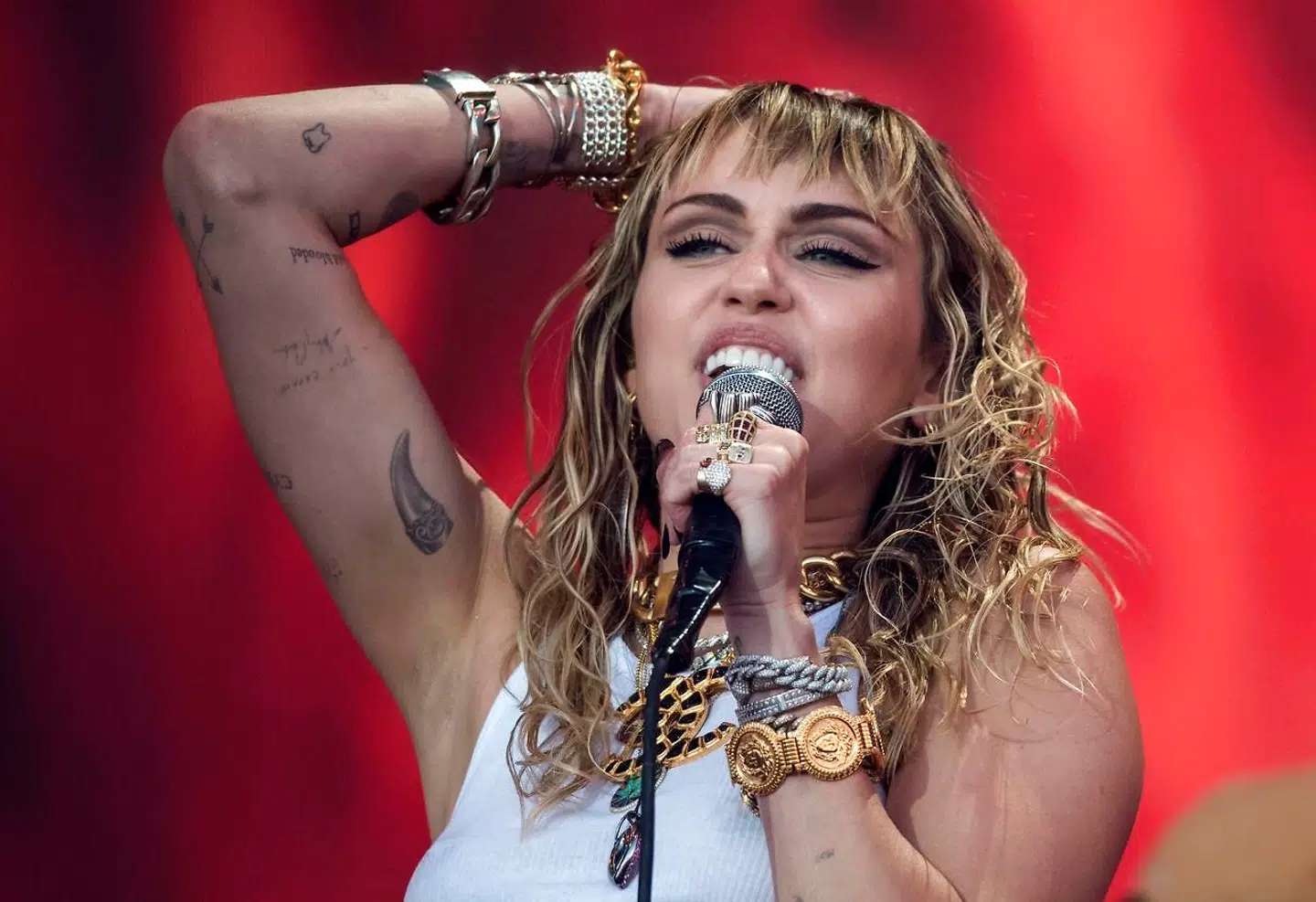 Miley Cyrus mener, at hun sagtens kan styre sit alkoholforbrug.