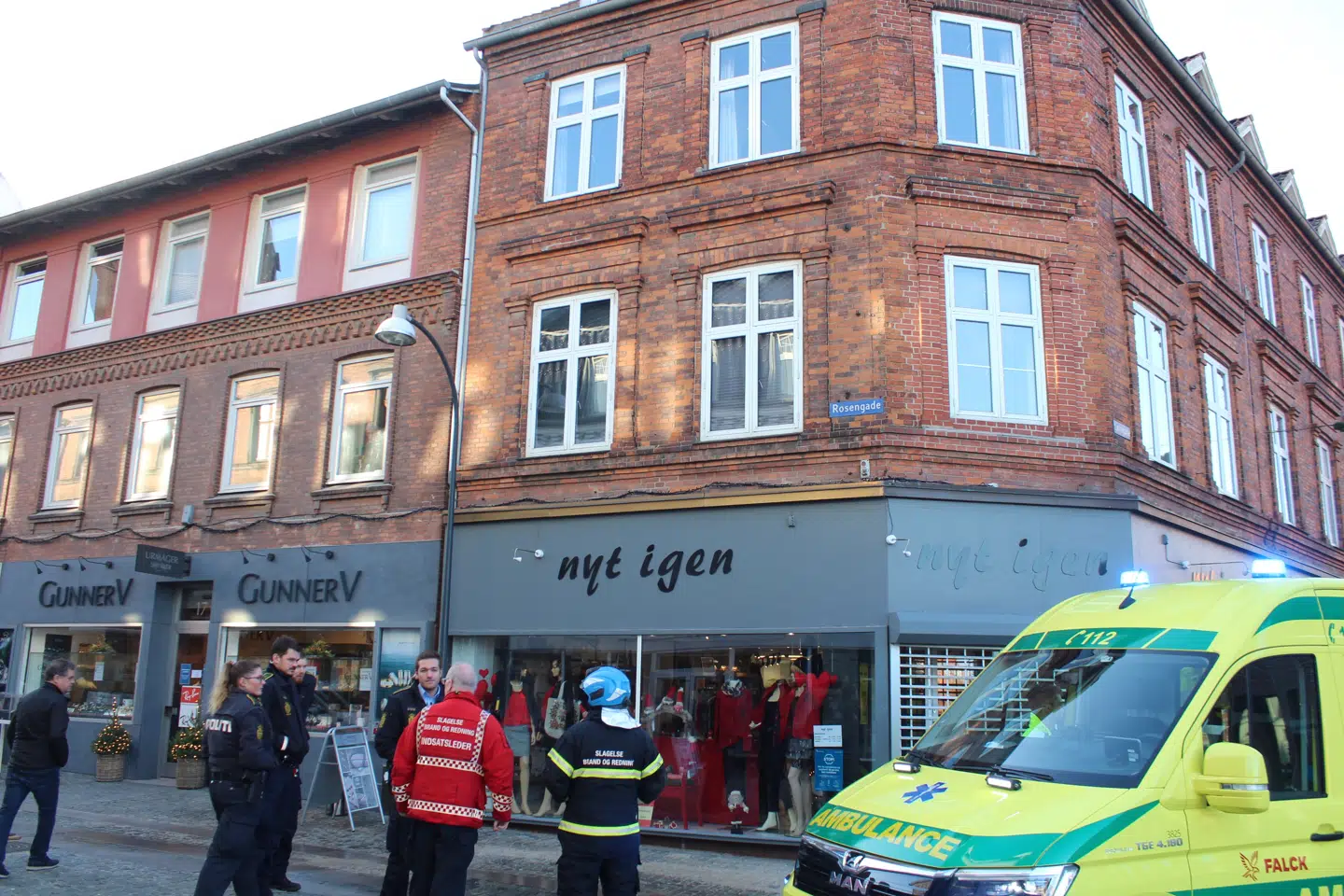 Det er netop på dette hjørne i Slagelse, at manden faldt fra anden sal. FOTO: Steven Knap – Byrd