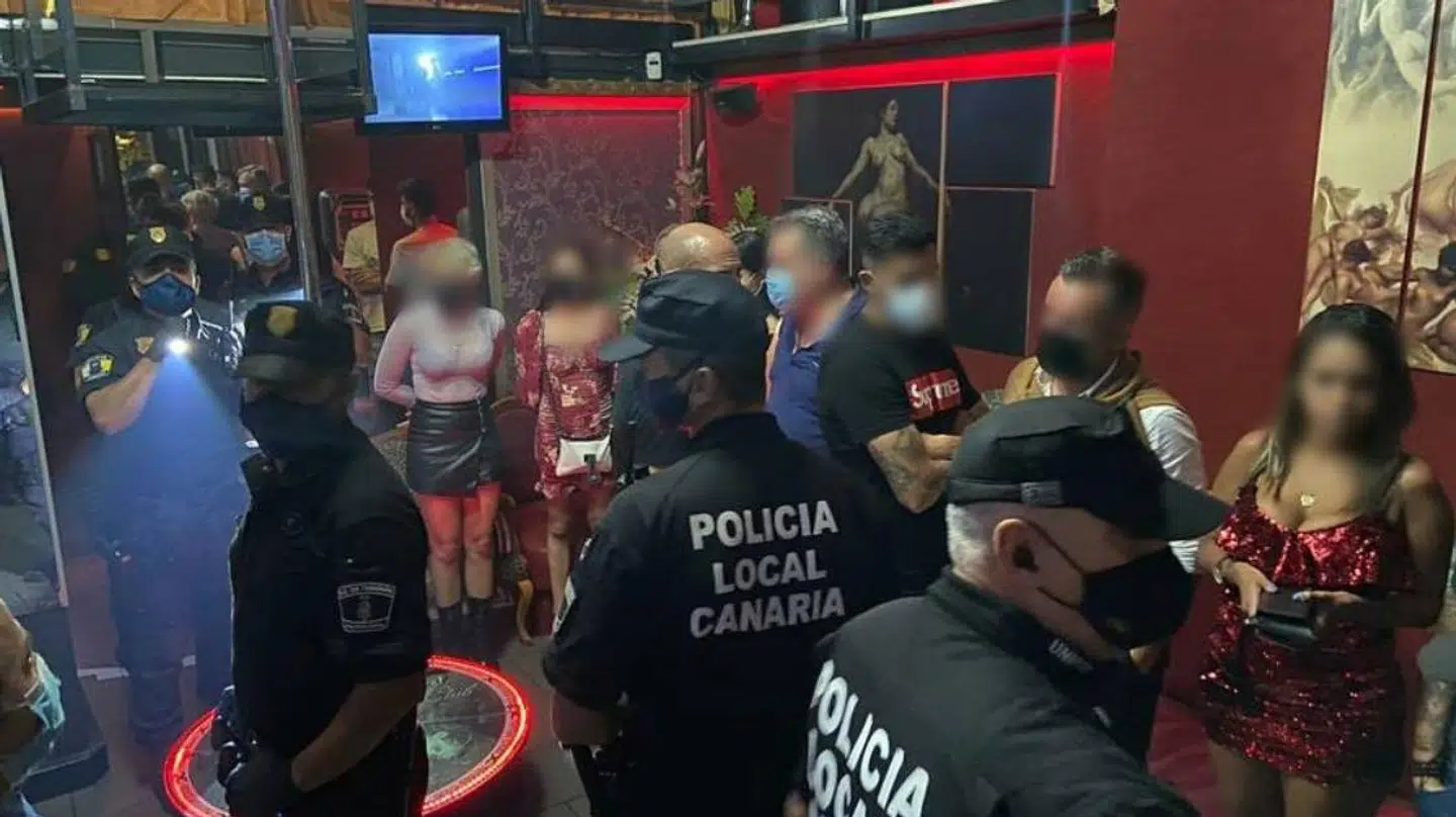 Politiet slog til på en ulovlig stripklub på ferieøen Tenerife.
