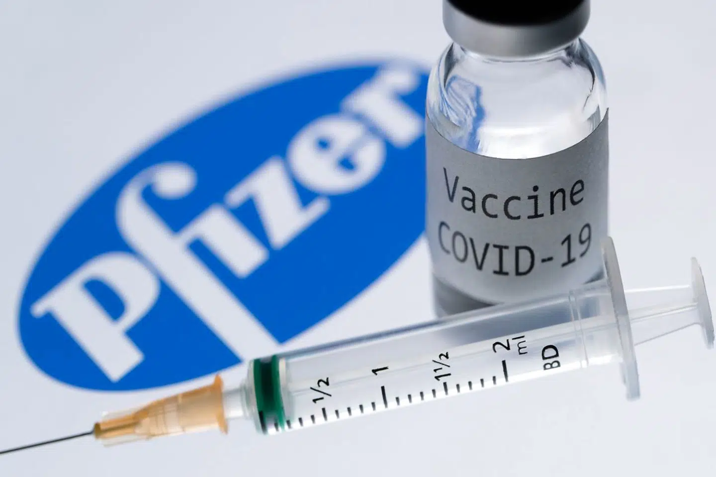 Det er blandt andet Pfizer-BioNTech og Moderna, der er længst fremme med corona-vaccinerne. De melder på henholdsvis 95% og 94,5% effektivitet. Vaccinerne kan være et vigtigt led i at kunne rejse igen. (Photo by JOEL SAGET / AFP)