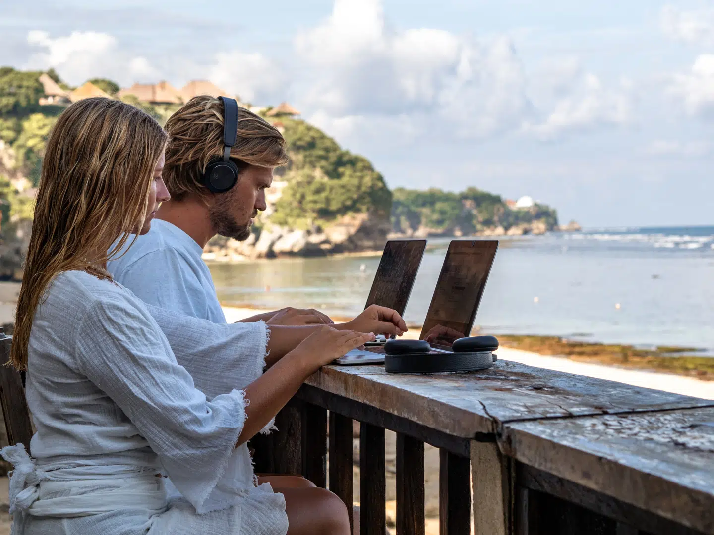 Maja Grønholdt Jensen og Stefan Bech Landgreve laver podcasten »Det gode liv - er livet som digital nomade lykken?« fra hele verden.