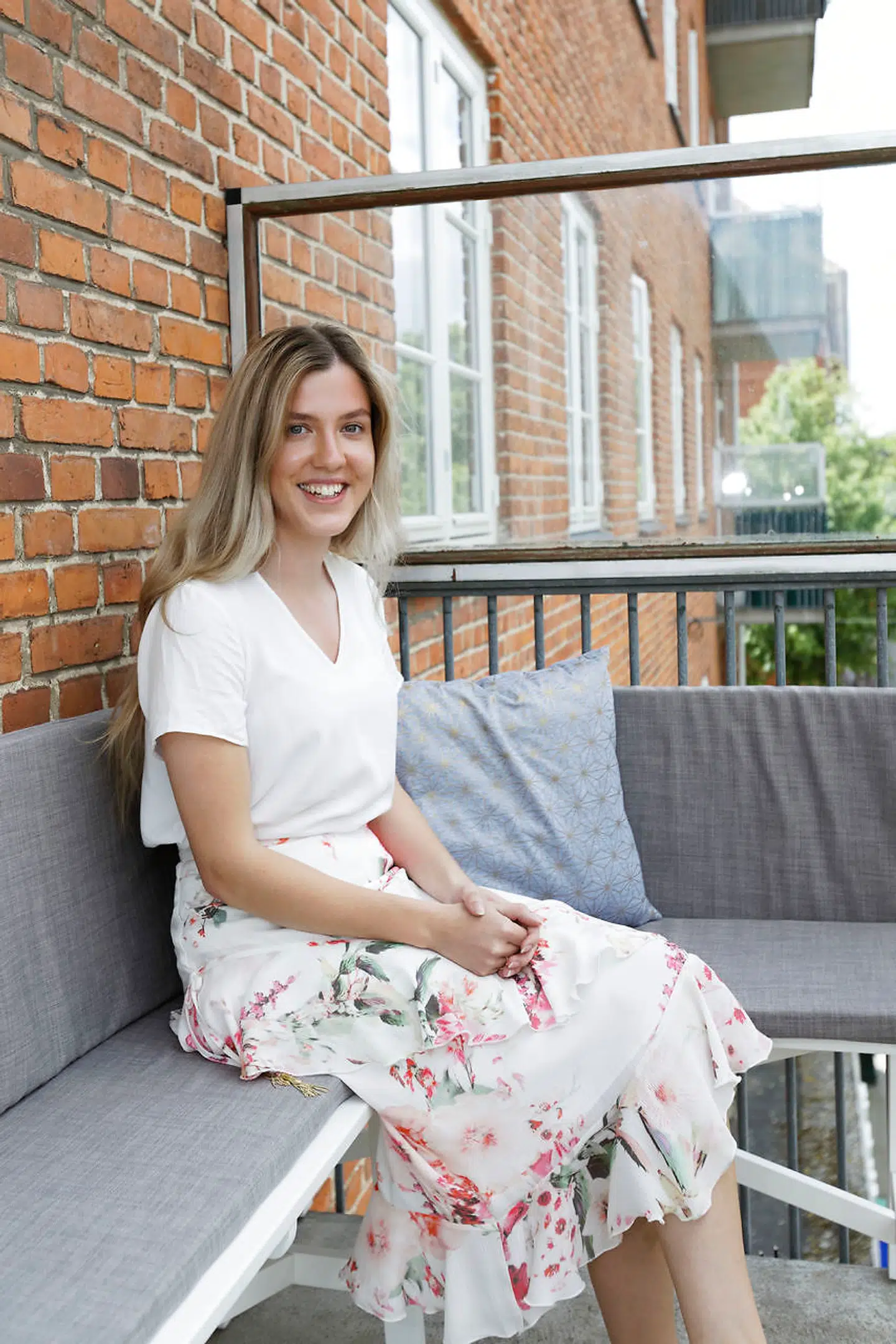 Marie Alstrup bor i centrum af Birkerød med altan ud mod gaden.