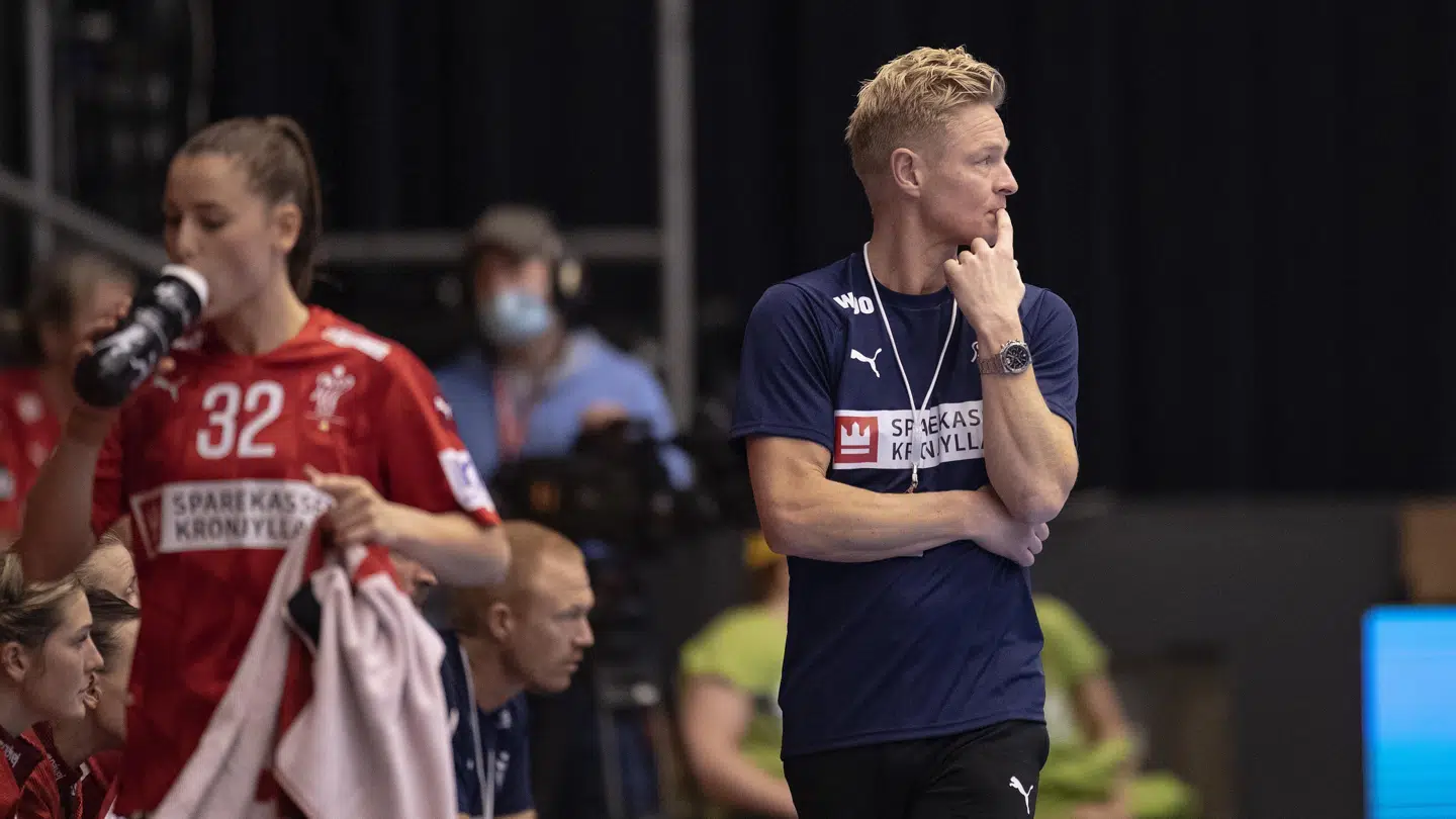 Landstræner Jesper Jensen (th.) og resten af den danske landsholdslejr begynder de sidste forberedelser til EM mandag.