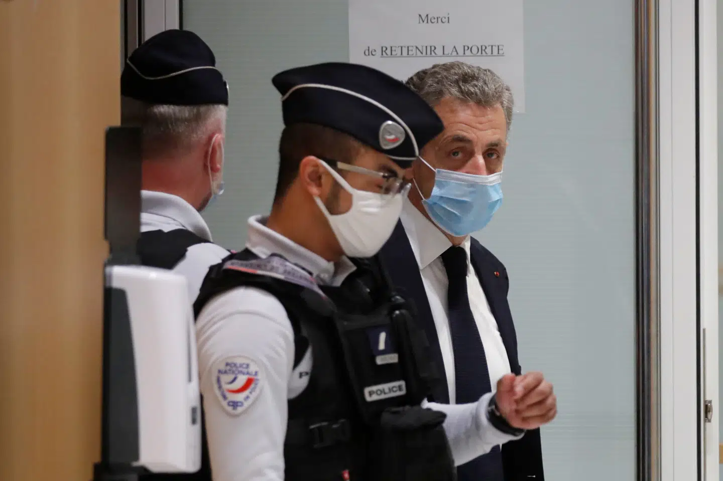 Den tidligere franske præsident Nicolas Sarkozy forlader retssalen i Paris, efter at sagen mandag blev midlertidigt udskudt på grund af bekymring for en medtiltalts helbred. Charles Platiau/Reuters
