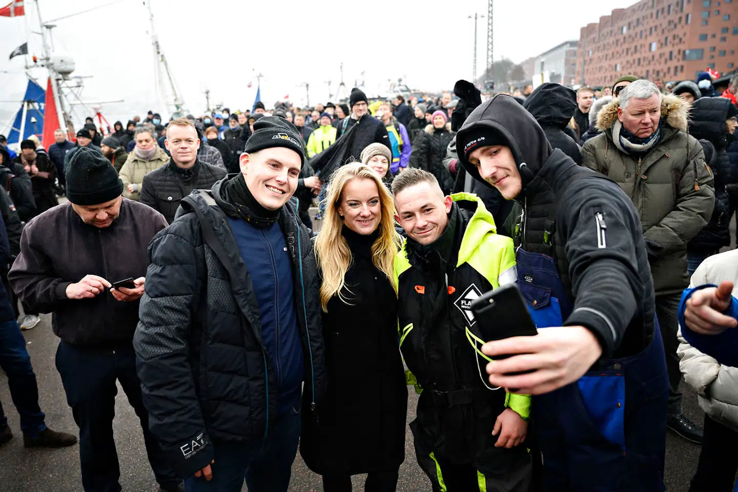 Pernille Vermund (NB) får taget gruppefoto, da landmænd demonstrerer imod regeringens ageren i minksagen, på Langeliniekaj i København, lørdag 21. november 2020. Demonstrationen er imod 'magtmisbrug, manglende respekt for grundloven, demokratisk underskud – og for folkestyret!'. (Foto: Philip Davali/Ritzau Scanpix)