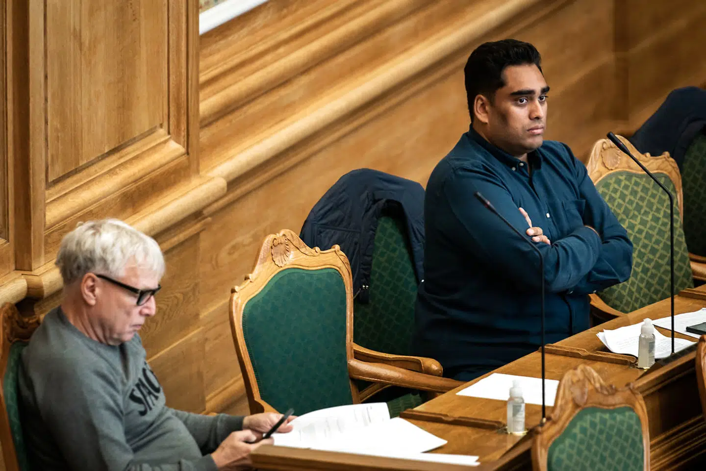 Sikandar Siddique og Uffe Elbæk går efter en undersøgelseskommission i minkskandalen og kritiserer andre røde partier for 'hykleri'. Foto: Emil Helms/Ritzau Scanpix)