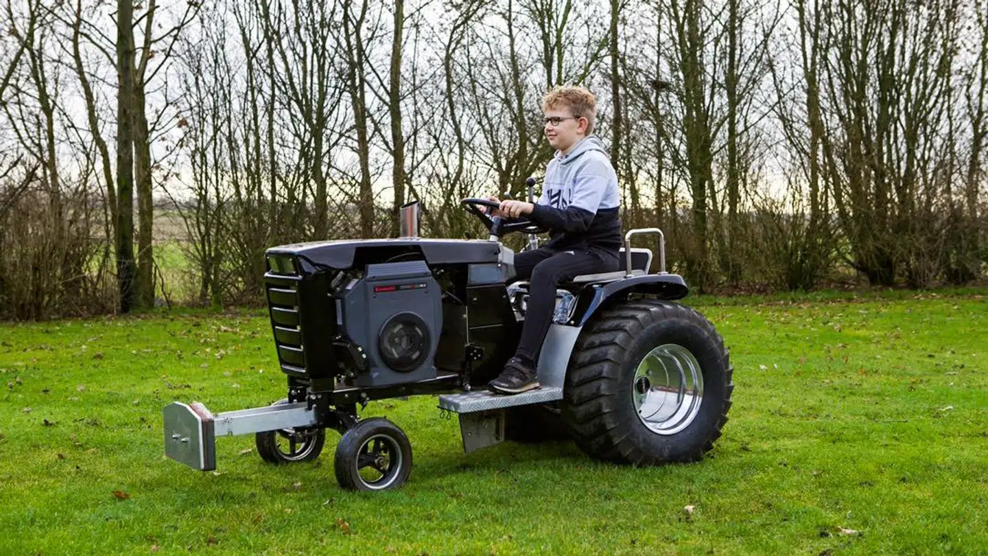 Marcus kan ikke dyrke sport som andre jævnaldrende. Men han har endnu nok kræfter til at trykke på speederen i en traktor og kører derfor ofte traktortræk. Han lider af den mildeste form for muskel atrofi, SMA3. Foto: Emma Laycock/Byrd.