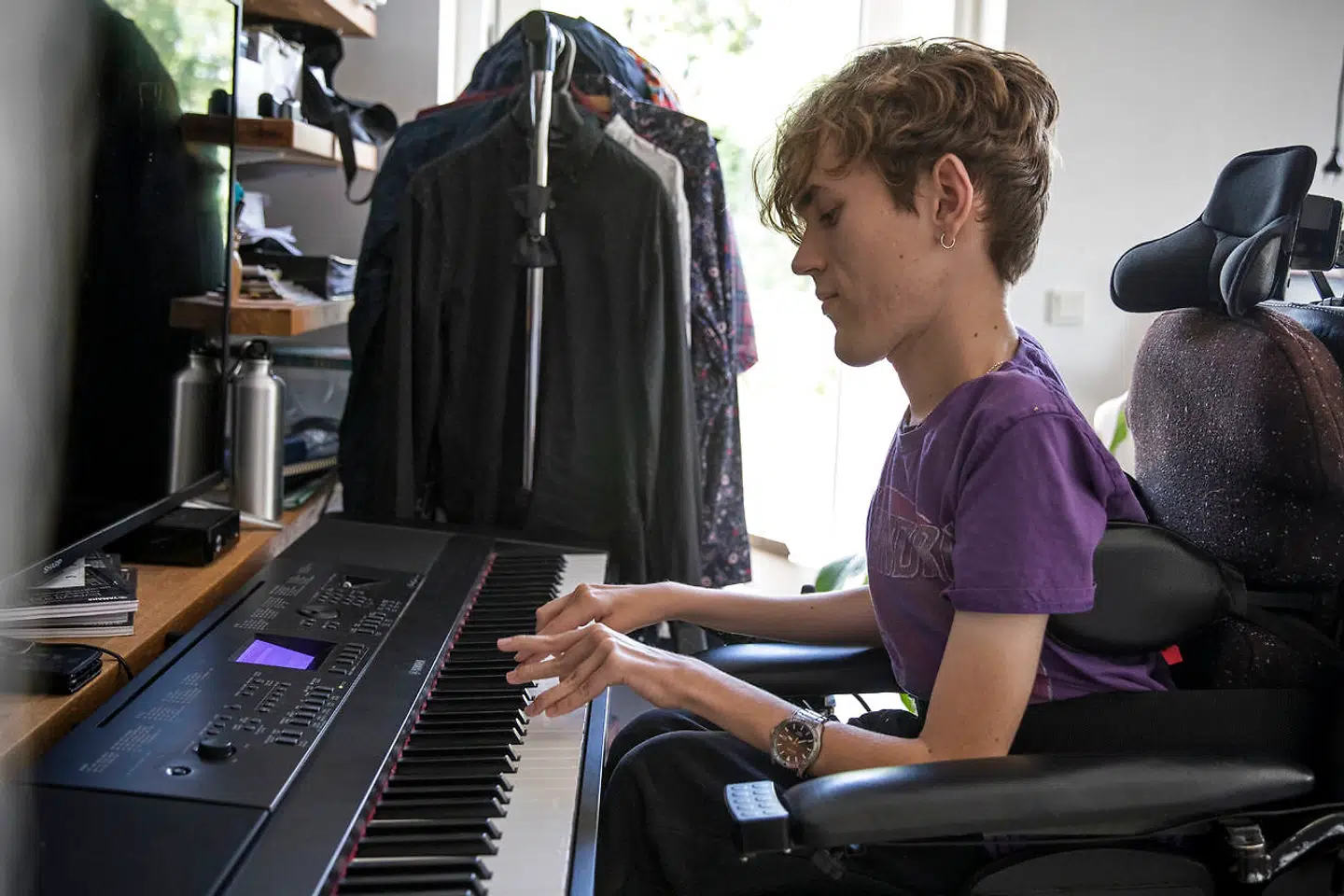 Johan Lauritsen. 18 år, lider også af SMA, og er en af den berørte, B.T. tidligere har skrevet om. Her er han fotograferet hjemme i Aarhus, fredag den 23. august 2019.